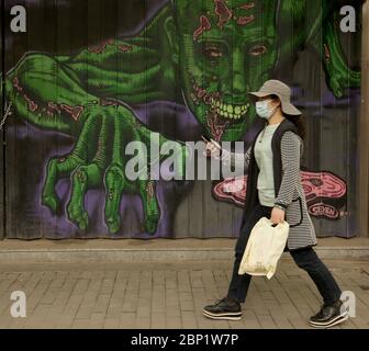 Pechino, Cina. 17 maggio 2020. I cinesi continuano a indossare maschere protettive all'esterno mentre la minaccia pandemica del coronavirus continua a Pechino domenica 17 maggio 2020. Wuhan, una città di 11 milioni di abitanti, dove è nata la pandemia di Covid-19, ha riportato nuovi casi nel corso del fine settimana, le prime nuove infezioni in oltre un mese. La Cina sta indagando in modo aggressivo sul nuovo cluster, annunciando un piano per testare l'intera città in 10 giorni. Foto di Stephen Shaver/UPI Credit: UPI/Alamy Live News Foto Stock