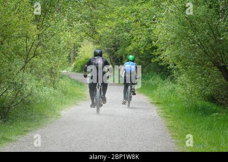 Ciclisti sul sentiero della valle di Sett a New Mills, Derbyshire. Foto Stock