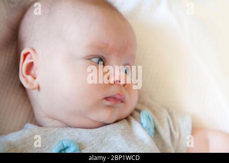 neonato, sfondo giallo Foto Stock