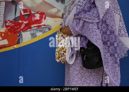 Dhaka, Bangladesh. 17 maggio 2020. Una donna indossa guanti da mano attende in coda fuori dalla banca durante la pandemia del coronavirus a Dhaka. Credit: MD Mehedi Hasan/ZUMA Wire/Alamy Live News Foto Stock