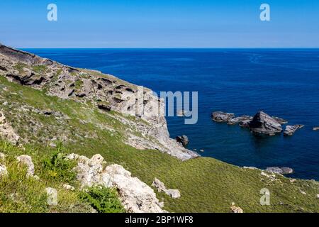 Ruvida scogliere sull'isola di Agios Efstratios, un'isola remota nel Mar Egeo, vicino alle isole Lemnos e Lesvos, Grecia. Foto Stock