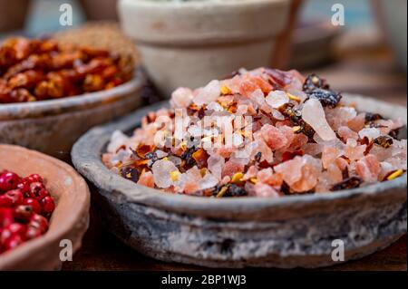 Raccolta di spezie indiane, sale di mare e roccia mescolato con peperoncino rosso caldo peperoni e altre spezie in ciotole di argilla da vicino Foto Stock