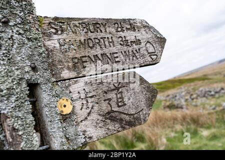 Indicazioni stradali per Haworth, Stanbury e Pennine Way su Haworth Moor, Bronte Country, Haworth, West Yorkshire, UK. Foto Stock