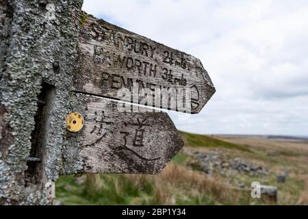 Indicazioni stradali per Haworth, Stanbury e Pennine Way su Haworth Moor, Bronte Country, Haworth, West Yorkshire, UK. Foto Stock