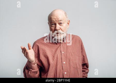 Uomo anziano con baffi in camicia Foto Stock