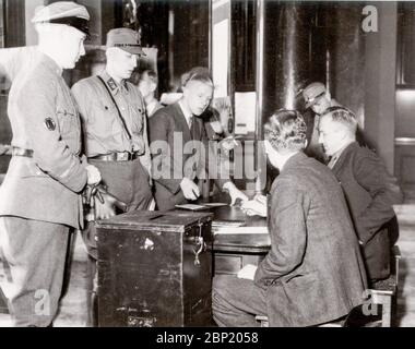 Elezioni studentesche Febbraio 1933 studenti alle elezioni, propaganda Heinrich Hoffmann fotografa 1933 Adolf Hitler fotografo ufficiale, e un politico nazista e editore, che era un membro del circolo intimo di Hitler. Foto Stock