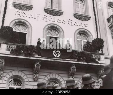 Inaugurazione della casa di Adolf Hitler a Kassel Heinrich Hoffmann Fotografie 1933 fotografo ufficiale di Adolf Hitler, e un politico e editore nazista, che era un membro del circolo intimo di Hitler. Foto Stock