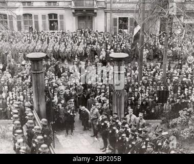 Inaugurazione della casa di Adolf Hitler a Kassel Heinrich Hoffmann Fotografie 1933 fotografo ufficiale di Adolf Hitler, e un politico e editore nazista, che era un membro del circolo intimo di Hitler. Foto Stock