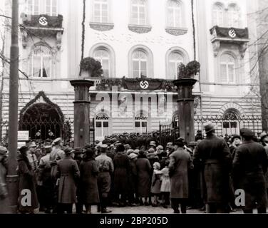 Inaugurazione della casa di Adolf Hitler a Kassel Heinrich Hoffmann Fotografie 1933 fotografo ufficiale di Adolf Hitler, e un politico e editore nazista, che era un membro del circolo intimo di Hitler. Foto Stock