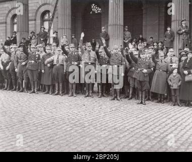 Inaugurazione della casa di Adolf Hitler a Kassel Heinrich Hoffmann Fotografie 1933 fotografo ufficiale di Adolf Hitler, e un politico e editore nazista, che era un membro del circolo intimo di Hitler. Foto Stock