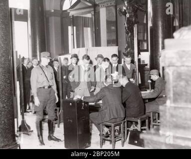 Elezioni studentesche Febbraio 1933 studenti alle elezioni, propaganda Heinrich Hoffmann fotografa 1933 Adolf Hitler fotografo ufficiale, e un politico nazista e editore, che era un membro del circolo intimo di Hitler. Foto Stock