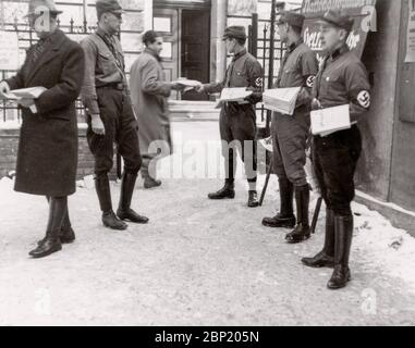 Elezioni studentesche Febbraio 1933 studenti alle elezioni, propaganda Heinrich Hoffmann fotografa 1933 Adolf Hitler fotografo ufficiale, e un politico nazista e editore, che era un membro del circolo intimo di Hitler. Foto Stock