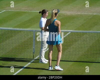 Una fotografia sportiva di Elina Svitolina vestita in turchese alla rete con la sedia da tennis umpire. Nature Valley Classic, Birmingham 2018 (22/06 Foto Stock