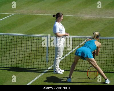 Una fotografia sportiva di Elina Svitolina vestita in turchese alla rete con la sedia da tennis umpire. Nature Valley Classic, Birmingham 2018 (22/06 Foto Stock