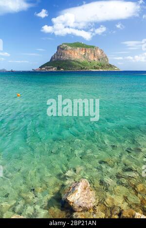 La roccia del castletown di Monemvasia, spesso chiamata la Gibilterra greca, nella regione di Laconia, Peloponneso, Grecia. Foto Stock