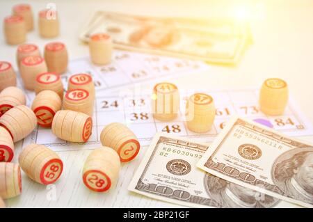 lotto di gioco da tavolo. Barili di legno su carte di carta, un gioco per soldi. Foto Stock