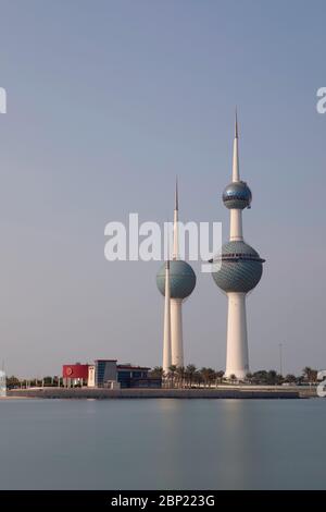 Le iconiche torri d'acqua di Kuwait City. Foto Stock