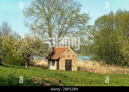 Vista idilliaca di un'antica capanna di pescatori sul lago Schwielowsee di Petzow Foto Stock