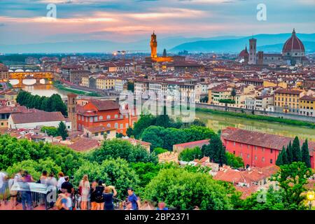 I turisti guardano il panorama di Firenze da Piazzale Michelangelo, Firenze, Italia Foto Stock