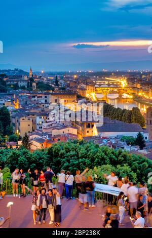 I turisti guardano il panorama di Firenze da Piazzale Michelangelo, Firenze, Italia Foto Stock