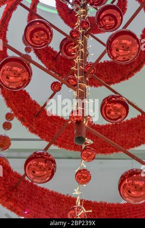 primo piano di costruzione di metallo di installazione albero di natale Foto Stock