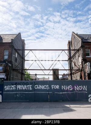 Seven Sisters, Londra, Regno Unito. 17 maggio 2020. Pandemia di coronavirus: Graffiti a sostegno della NHS in sette Sorelle. Credit: Matthew Chpicle/Alamy Live News Foto Stock