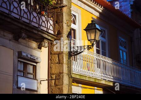 Porto, Portogallo - 26 Luglio 2018 : dettaglio di un'architettura di una casa a Rua de Sao Bento da Vitoria, nel centro storico di Porto. Foto Stock