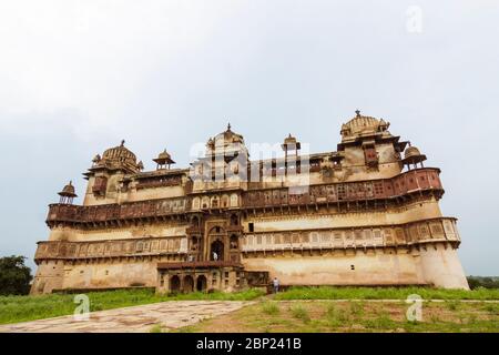 Orchha, Madhya Pradesh, India: 17 ° secolo Jahangir Mahal palazzo all'interno del complesso del Forte Orchha. Foto Stock