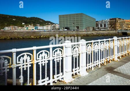 Donostia, Gipuzkoa, Paesi Baschi, Spagna - 12 Luglio 2019 : fiume Urumea e Palazzo Kursaal edificio dell'architetto spagnolo Rafael Moneo. Foto Stock