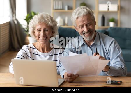 Felice coppia sposata senior che gestisce il budget di famiglia. Foto Stock