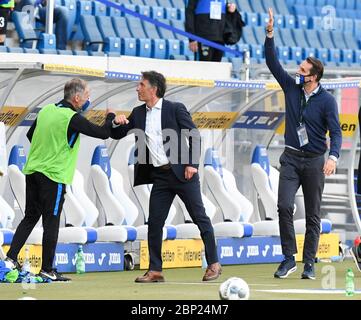 Il capo allenatore tedesco di Hertha Bruno Labbadia, centro e manager Michael Preetz, a destra, reagiscono dopo che la loro squadra ha vinto 3-0 durante la partita di calcio Bundesliga tra TSG 1899 Hoffenheim e Hertha BSC Berlino a Sinsheim, Germania, sabato 16 maggio 2020. La Bundesliga tedesca diventa la prima importante lega di calcio al mondo a riprendere dopo due mesi di sospensione a causa della pandemia del coronavirus. Foto Stock