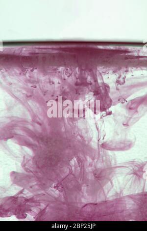 una bella immagine di un liquido rosa colorato mescolando in acqua, modello astratto Foto Stock