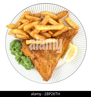Pesce e patatine inglesi, in questo caso il pesce è skate fritto, patatine, piselli e una fetta di limone. Foto Stock