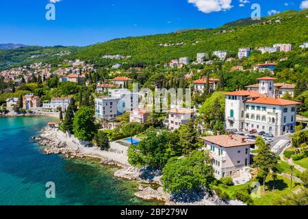 Bel mare Adriatico in Croazia, città della riviera Lovran, ville costiere nella baia di Quarnero Foto Stock