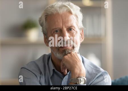 Ritratto di un uomo orlante meditoso che tocca il mento. Foto Stock