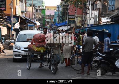 Howrah, India. 17 maggio 2020. La vita quotidiana la settima Domenica, il 54° giorno e l'ultimo giorno della terza fase del blocco continuo nazionale in tutta l'India. Questa zona municipale di Howrah è stata contrassegnata come zona di contenimento per non diffondere il nuovo Coronavirus (COVID-19). Non è consentito alle persone di uscire da casa per l'acquisto di alimenti e di prodotti essenziali per strada o mercato per frenare la diffusione di COVID-19. (Foto di Biswarup Gangolly/Pacific Press/Sipa USA) Credit: Sipa USA/Alamy Live News Foto Stock