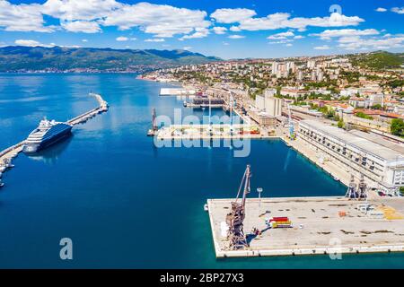 Croazia, città di Fiume, vista panoramica aerea del centro città, porto e porto dal drone Foto Stock