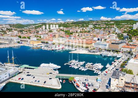 Croazia, città di Fiume, vista panoramica aerea del centro città, porto e porto dal drone Foto Stock