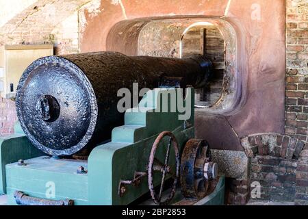 Cannone all'interno di Fort Sumter per proteggere Charleston Harbour dall'invasione marittima. Foto Stock