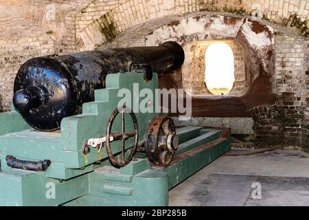 Cannone all'interno di Fort Sumter per proteggere Charleston Harbour dall'invasione marittima. Foto Stock