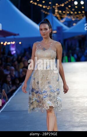 Quebec, Canada. Un modello di passeggiate la pista al Elena Wang fashion show tenutosi durante la moda e il Design Festival di Montreal Foto Stock