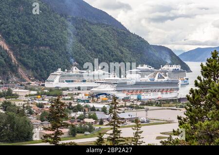 Skagway è una città portuale panoramica per visitare le navi da crociera lungo il passaggio interno dell'Alaska Foto Stock