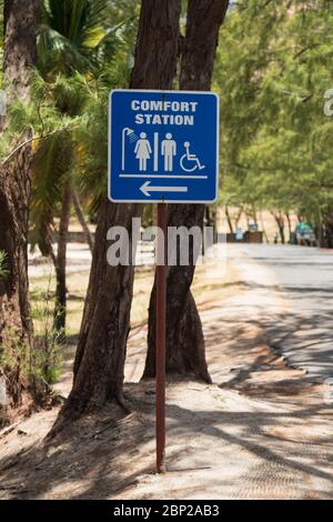 Cartello stradale che indica una stazione comfort Foto Stock