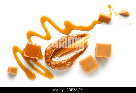 composizione di caramelle al caramello isolate su sfondo bianco, vista dall'alto Foto Stock