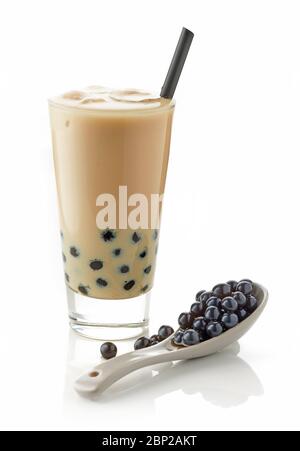 bicchiere di tè freddo con latte e paglia nera isolato su sfondo bianco Foto Stock