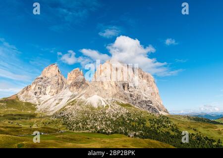 Il Sassolungo dal crinale del Passo Sella Foto Stock