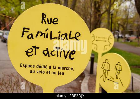 Montreal, CA - 16 maggio 2020: Cartello stradale familiare e attivo nel distretto di plateau durante la pandemia di Coronavirus Covid-19. Foto Stock
