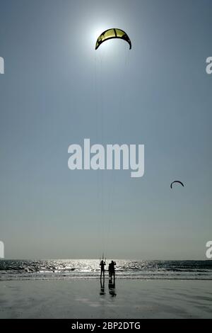 Lezione di kite surf sulla costa nord-orientale del Northumberland. Foto Stock