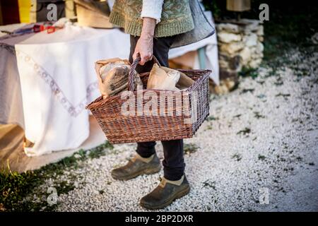 I produttori locali si riuniscono per vendere la loro produzione di prodotti freschi nel sistema di azionamento, Dordogne, Francia. Foto Stock