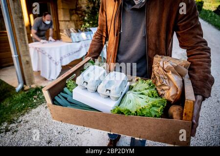 I produttori locali si riuniscono per vendere la loro produzione di prodotti freschi nel sistema di azionamento, Dordogne, Francia. Foto Stock